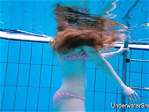 mind-blowing dame demonstrates cool bod underwater